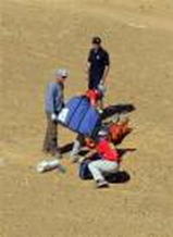 图文-达喀尔赛科尔德考特不幸丧生工作人员清理现场