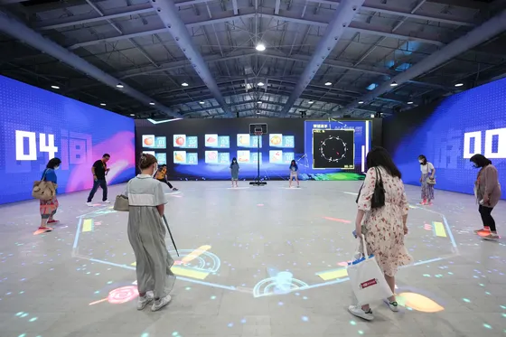 9月1日，在服贸会首钢园区，参观者在元宇宙体验展馆内体验一款互动游戏。新华社记者 鞠焕宗 摄